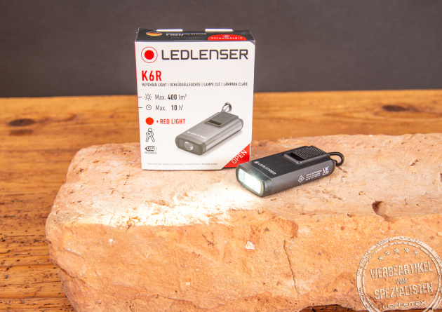 Kleine aber leistungsstarke Taschenlampe von LEDLenser für den Schlüsselbund. Graues Aluminiumgehäuse macht die Leuchte robust und für jedes Outdoorabendteuer geeignet.