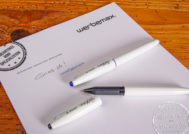 Leichtläufiger Tintenschreiber mit Kappe. Der weiße Frixion Ball kann jetzt auch mit Logo bedruckt werden. 