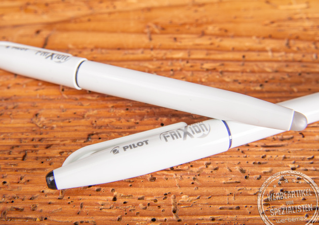 Radierbarer Tintenroller von Pilotpen in weiß. Am Stiftende befindet sich ein Radierer, der das Geschriebene einfach wieder radiert.