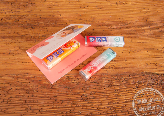 Werbekarte mit PEZ Bonbonriegel als Streuartikel.