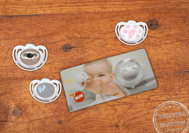 NUK Schnuller mit Werbekarte als Werbegeschenk.