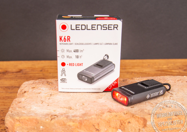 Leichte und kompakte Taschenlampe von LED Lenser für den Schlüsselbund. Leuchtweite bis zu 800 m und 400 Lumen Leuchtkraft. 