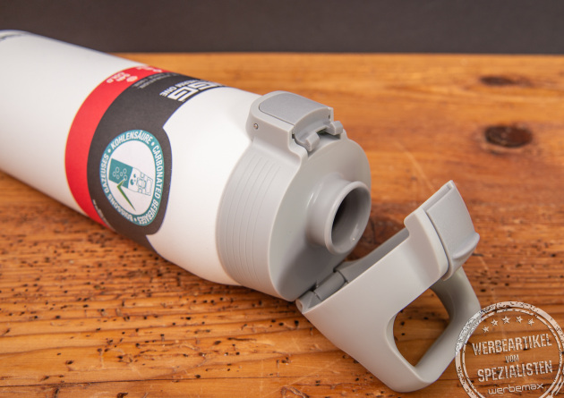 Detailansicht vom neuen Einhandverschluss der SIGG Shield One Therm in wei&szlig;