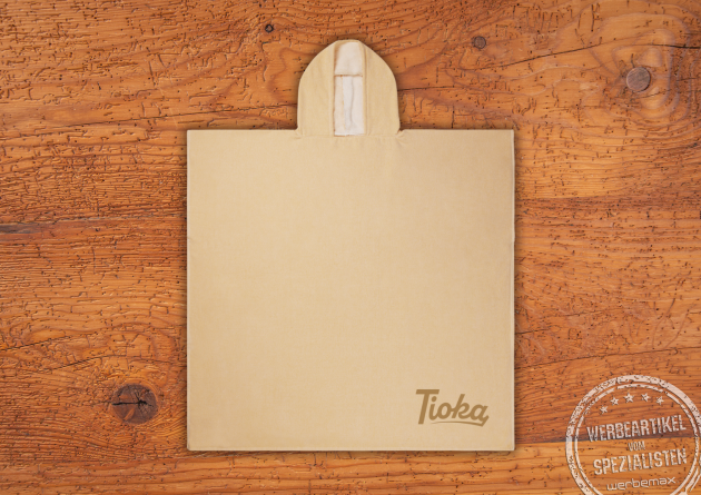 Bade Poncho in zwarten Ros&eacute; mit Kapuzen. Jetzt mit Ihrem Logo veredeln und f&uuml;r sommerliche Mitarbeitergeschenke.