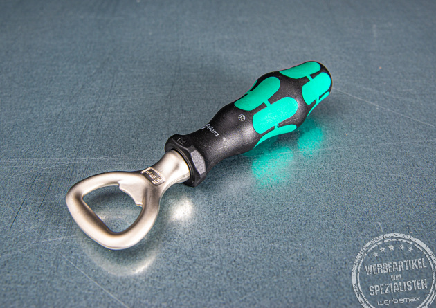 Gr&uuml;n schwarzer Flaschen&ouml;ffner mit Logo von der Qualit&auml;tsmarke Wera