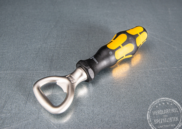 Robuster Flaschen&ouml;ffner von Wera in schwarz-gelb als hochwertiges Werbegeschenk f&uuml;r M&auml;nner.