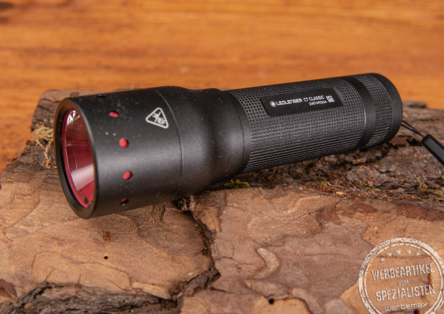 Robuste Taschenlampe von LEDLenser. Die C7 Classic in schwarz ist im hochpreisigen Bereich unterwegs. Mit einem dezenten Logo das perfekte Mitarbeitergeschenk.