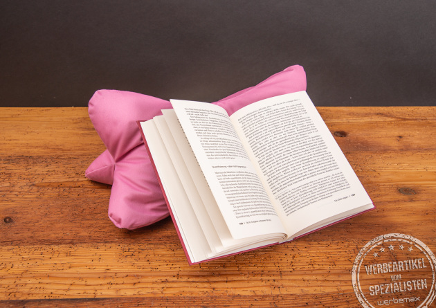 Leseknochen von MAGMA Heimtex mit Logo bedrucken lassen als Buchstütze oder Nackenkissen.