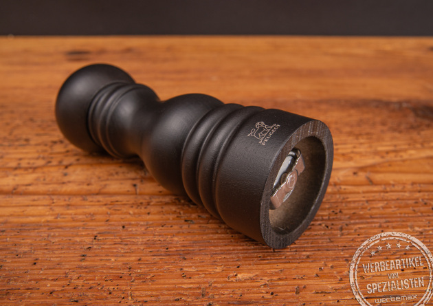 Liegende Pfeffermühle mit Logo von Peugeot als Werbeartikel.