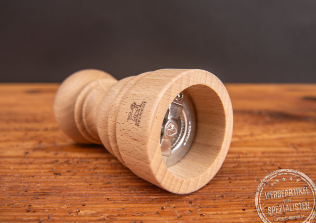 Liegende Peugeot Pfeffermühle aus Buchenholz als Werbeartikel.