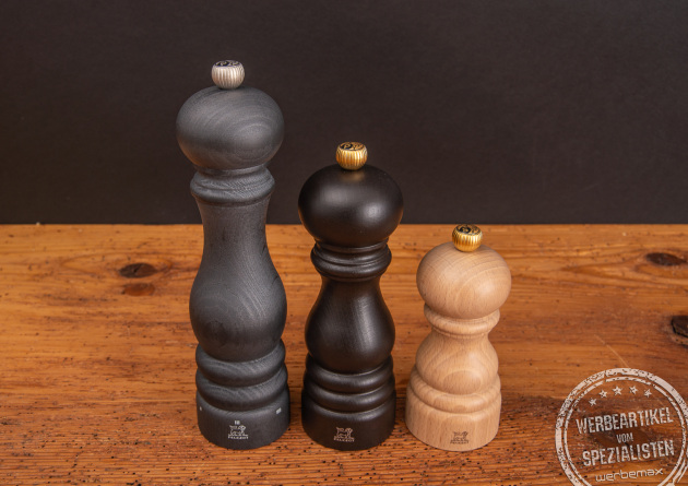 Drei unterschiedlich große Peugeot Salz- und Pfeffermühlen als Werbegeschenke.
