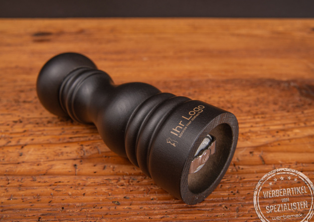 Liegende Peugeot Pfeffermühle PARIS mit Logo als Werbeartikel.