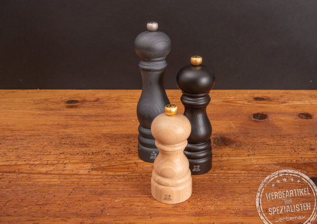 Unterschiedlich große Salz- und Pfeffermühlen von Peugeot als Werbemittel.
