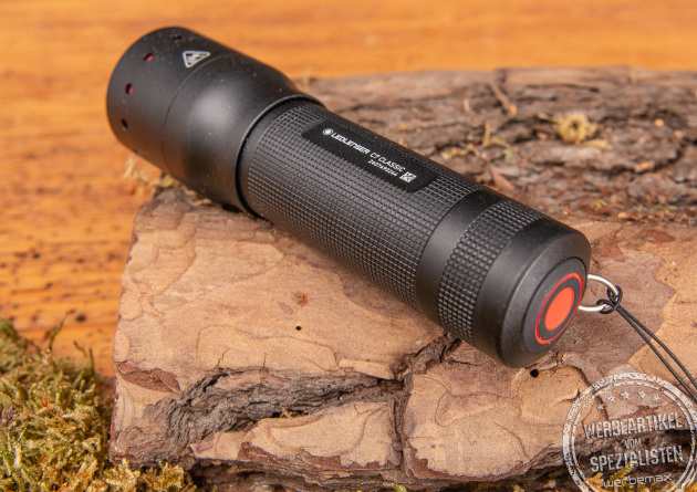 Seitenansicht der Taschenlampe von LEDLEnser. Die Classic C7 in schwarz besticht durch eine lange Laufzeit und starker Leuchtkraft.