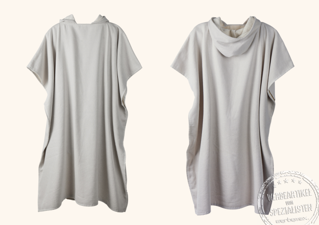 Strandponcho f&uuml;r Sie und Ihn als perfektes Mitarbeitergeschenk mit Ihrem Logo. Jetzt in 4 Farben bei werbemax mit Logo bestellen. 