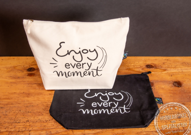 Kosmetiktasche aus Fairtrade Baumwolle in schwarz oder natur mit Reißverschluss. Die praktische Zipper Bag ist ein nachhaltiges Werbegeschenk mit großer Druckfläche für jede Zielgruppe.