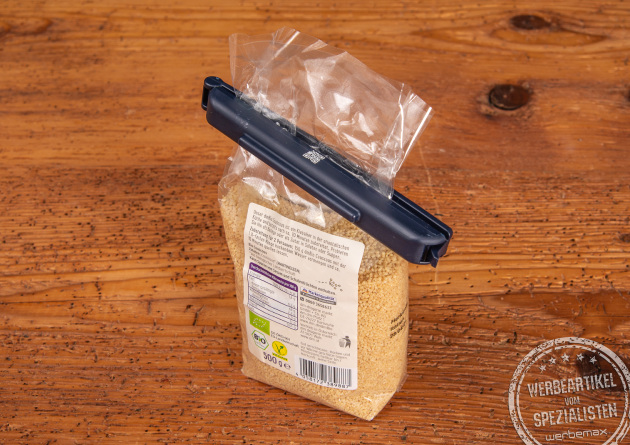 Nachhaltiger T&uuml;tenclip Daclipa by Jell. Die Recyclingclips als hervorragende Werbegeschenke in schwarz mit wei&szlig;em Logo. 