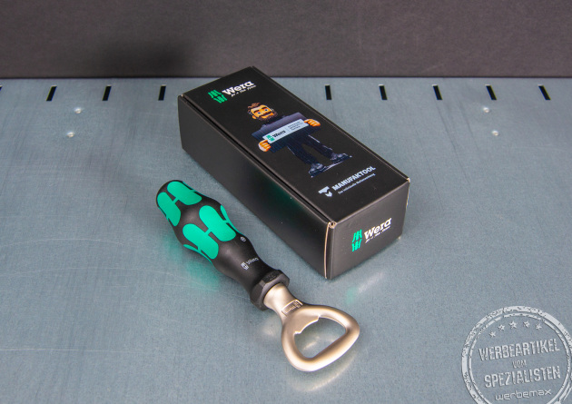 Werbegeschenk f&uuml;r M&auml;nner - der Wera Flaschen&ouml;ffner in schwarz-gr&uuml;n mit Ihrem Logo als hochwertiges Kunden- und Mitarbeitergeschenk