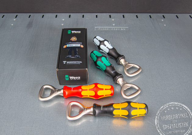Hochwertiger Wera Flaschen&ouml;ffner in vier verschiedenen Farben mit Logo in einer Kartonverpackung