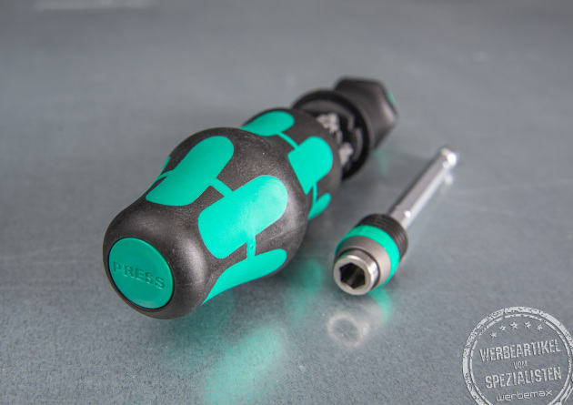 Kraftform-Griff mit auswechselbaren Bits von Wera als hochwertiges Werbegeschenk mit weißem Logodruck auf dem Griff.