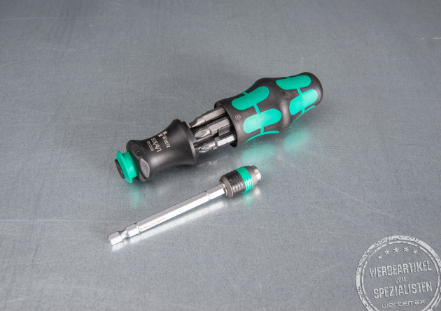 Praktischer Wera Schraubenzieher mit Krafformgriff und Wechselbits. In Schwarz mit gr&uuml;nen Elementen im Griff. 