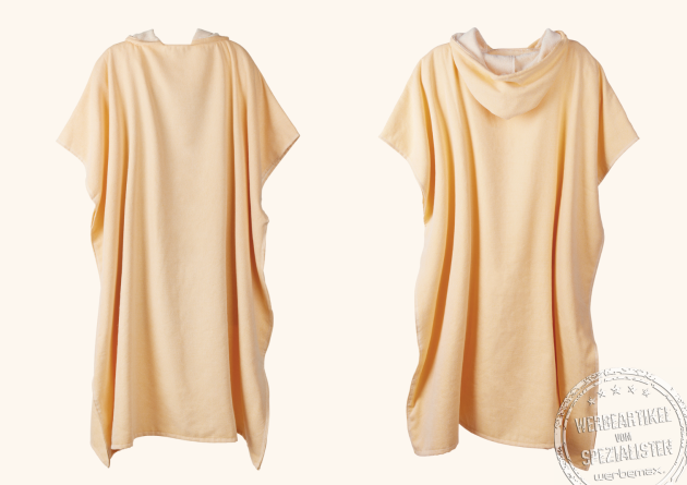 Apricotfarbener Beach Poncho von XD Connect als nachhaltiges Mitarbeitergeschenk für den Sommer. 
