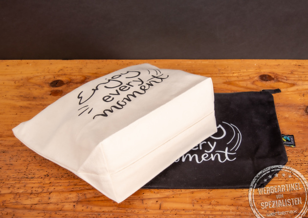 Rei&szlig;verschlusstasche f&uuml;r Kosmetik, Accessoires oder Kabel in Fairtrade-Qualit&auml;t aus Baumwolle. Erh&auml;ltlich in den Farben schwarz oder natur mit gro&szlig;er Bodenfalte f&uuml;r ausreichend Platz.