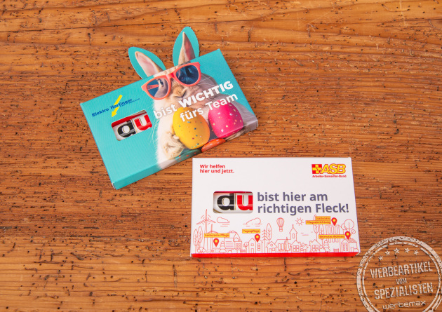Duplo Schokoriegel im individuell bedruckten Werbeschuber mit Osterdesign, Aufschrift „Du bist wichtig fürs Team“, süßem Hasenmotiv und bunten Ostereiern – kreativer Werbeartikel zu Ostern für Mitarbeitermotivation und Kundenbindung.