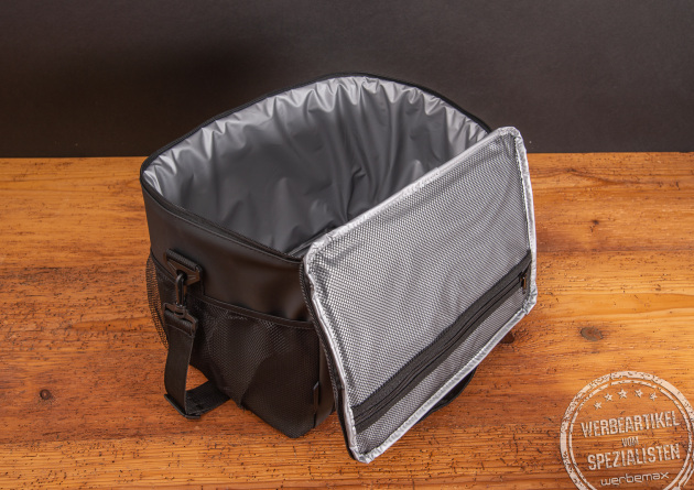 Hochwertige K&uuml;hltasche STYLE von Vasad in schwarz aus PU-Leder. Die perfekte K&uuml;hltasche f&uuml;r Picknicks, Outdoor-Events oder einen M&auml;nnerausflug. Mit Ihrem Logo ein tolles Werbegeschenk f&uuml;r den Sommer.