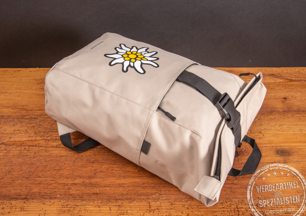 Rucksack BASIC von Halfar mit Logodruck als Kundengeschenk. In der Farbe Beige mit schwarzen Gurten und Details ein schönes Mitarbeitergeschenk.
