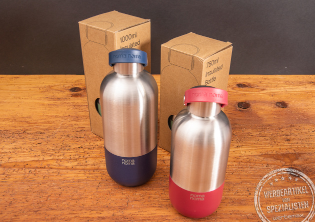 Die schöne Edelstahlflasche von nomanoma in den Farben silber-rot und silber-blau kommt in einer nachhaltigen Kartonverpackung geliefert. Perfekt für die Übergabe als Werbegeschenk mit Logo.