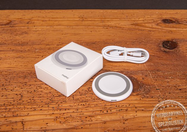 3-in-1 Wireless Charger in Weiß für Smartphones, Smartwatches und Kopfhörer. Jetzt mit ihrem Logo bedrucken lassen und bei Kunden und Mitarbeiter punkten. 