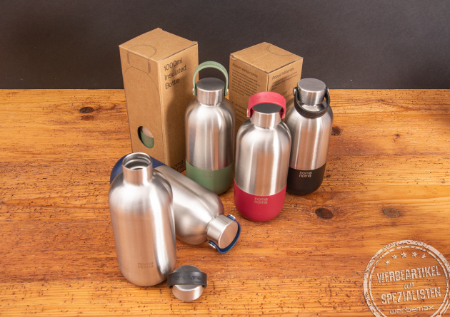 Verschenken Sie hochwertige Edelstahlflaschen von nomanoma in 4 Farbvarianten mit einer praktischer Silikonschlaufe. 