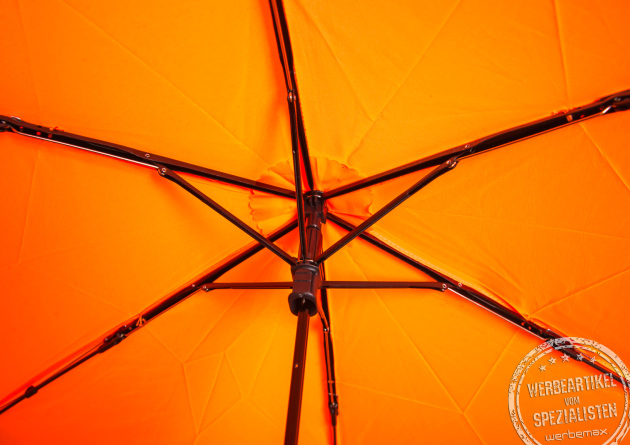 Hochwertiger Taschenschirm im kompakten Design von Knirps. Hier die Innenansicht des robusten Gestänges des X4U Taschenschirms. 