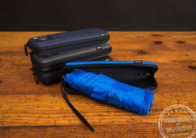 X4U Taschenschirm in Schwarz, Grau, Navy und Neonblau. Der kompakte Schirm ist im gleichfarbigen DryCase bestens verstaut und lässt Ihre Tasche trocken bleiben. 