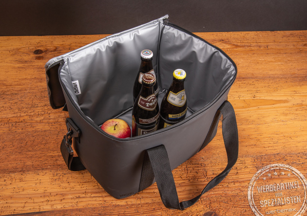 Verschenken Sie die robuste K&uuml;hltasche Style von Vasad als Mitarbeitergeschenk mit Ihrem Firmenlogo. Die ger&auml;umige K&uuml;hltasche mit abnehmbaren Tragegurt ist perfekt Au&szlig;endiensteins&auml;tze oder private Events.