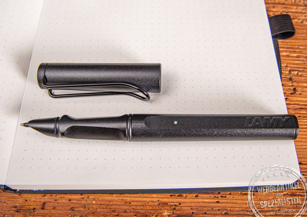 LAMY safari all black Smartpen mit Logo-Gravur als exklusives Werbegeschenk.