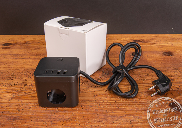 Steckdosenwuerfel mit USB in Schwarz &ndash; praktischer Werbeartikel f&uuml;r Schreibtisch oder Homeoffice