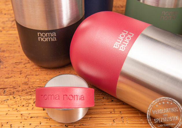 Nachhaltige Trinkflaschen mit Logogravur von nomanoma aus Edelstahl. 