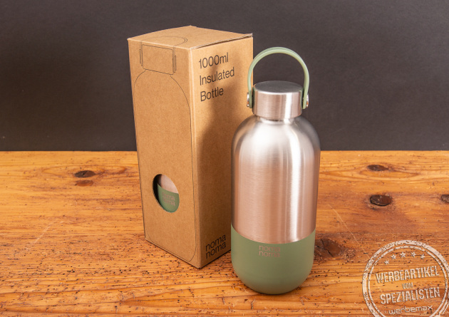 Nachhaltige Edelstahltrinkflasche in silber-grün von nomanoma mit praktischer Trageschlaufe in einer hochwertigen Kraftkartonverpackung als Werbegeschenk.