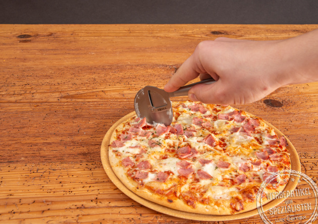 Pizzaschneider aus Edelstahl beim Pizzaschneiden als hochwertiges Werbemittel. Mit Logogravur als Werbegeschenk verschenken.