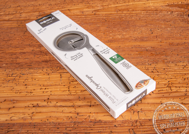 Werbegeschenk Pizzaroller mit Logogravur in sch&ouml;ner Kartonverpackung.