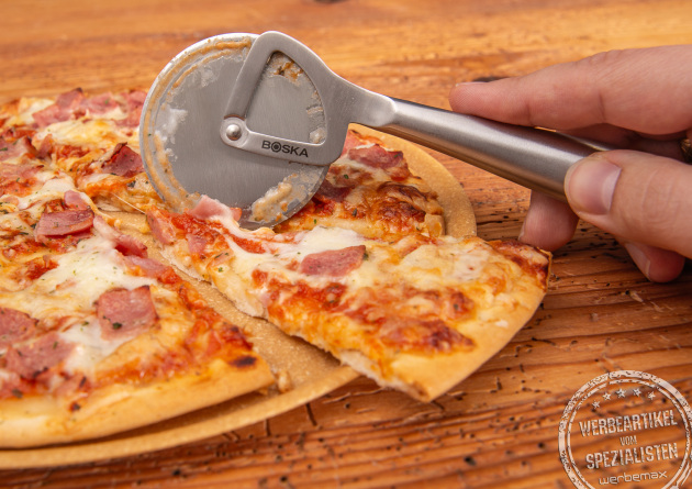 Detailaufnahme des Pizzaschneiders Boska mit Lasergravur. Einfach und ohne Schnickschnack überzeugt er in jeder Küche.