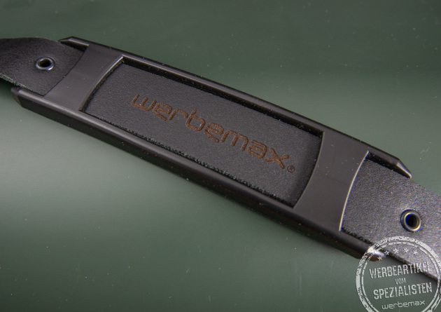 Retro-K&uuml;hlbox Polarbox Black Edition mit personalisiertem Lederband.