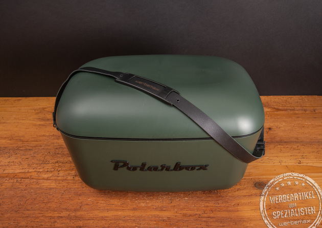 Polarbox Black Edition mit werbemax-Gravur auf dem Lederband.