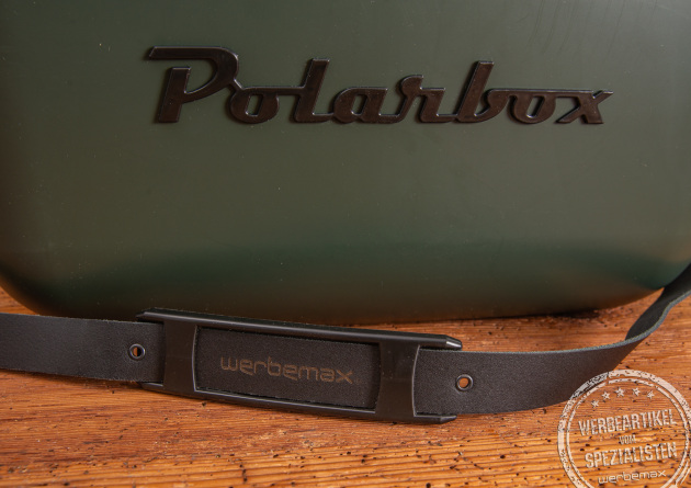 Stylishe Retro-K&uuml;hlbox Polarbox Black Edition mit werbemax-Logo graviert.