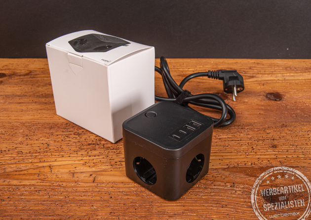 Mehrfachsteckdose mit Logo als Mitarbeitergeschenk in schwarz. 2 USB-C und 2 USB-A Anschl&uuml;ssen mit FastCharge