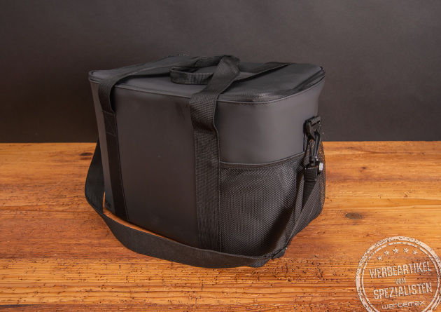 Geräumige Kühltasche aus schwarzem PU-Leder mit großem Innenfach für bis zu 15 Bierflaschen, Verpflegung für einen Tagesausflug und großer Werbefläche für Ihr Logo. 