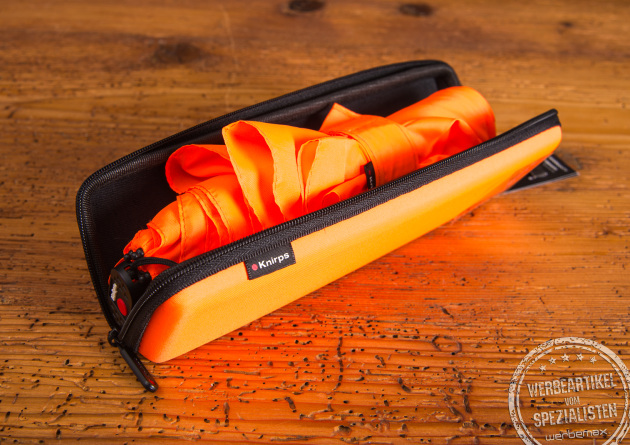 Das handliche und durchdachte DryCase von Knirps sorgt dafür, dass der benutzte Regenschirm sauber und trocken in der Tasche oder dem Rucksack verstaut werden kann, ohne dabei andere Gegenstände nass zu machen. 