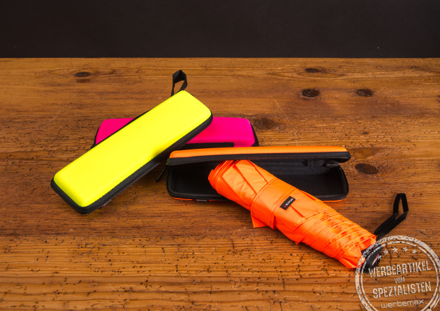 Taschenschirm mit Logo von Knirps in knalligen Neonfarben - neongelb, neonorange und neonpink. Der schlanke und kompakte Taschenschirm ist ein hervorragendes Mitarbeitergeschenk mit hoher Qualität und großem Nutzen. 